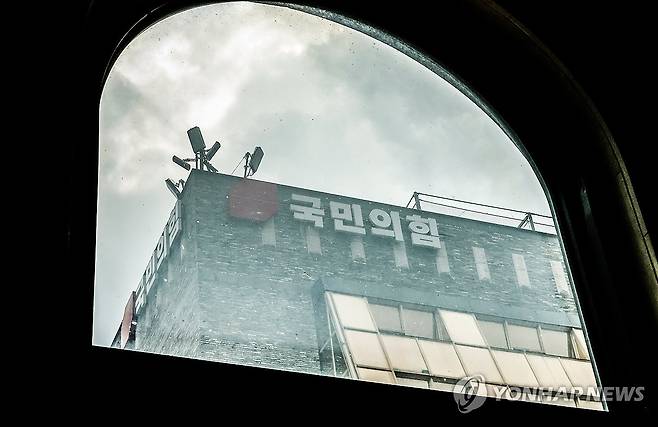 윤석열 선거법 사건 징역형 집유…확정시 국민의힘 397억원 반환해야 (서울=연합뉴스) 배재만 기자 = 제20대 대선 과정에서 허위 사실을 공표한 혐의로 재판에 넘겨진 윤석열 전 대통령이 1심에서 징역형의 집행유예를 선고받았다. 이 형이 확정될 경우 국민의힘은 대선 때 보전받은 선거비용 397억원을 중앙선거관리위원회에 반환해야 한다. 사진은 27일 서울 여의도 국민의힘 당사. 2026.7.27 scoop@yna.co.kr