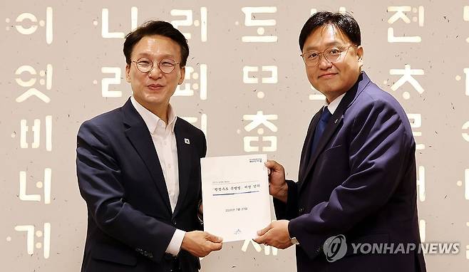 세종 방문한 김민석 전 총리 (세종=연합뉴스) 양영석 기자 = 더불어민주당 당권 도전에 나선 김민석 전 국무총리가 27일 조상호 세종시장을 만나 세종시 발전 구상을 밝혔다. 김 전 총리가 조 시장이 전달한 '세종시 행정수도 특별법 제정 건의서'를 들고 기념사진을 찍고 있다. 2026.7.27 youngs@yna.co.kr