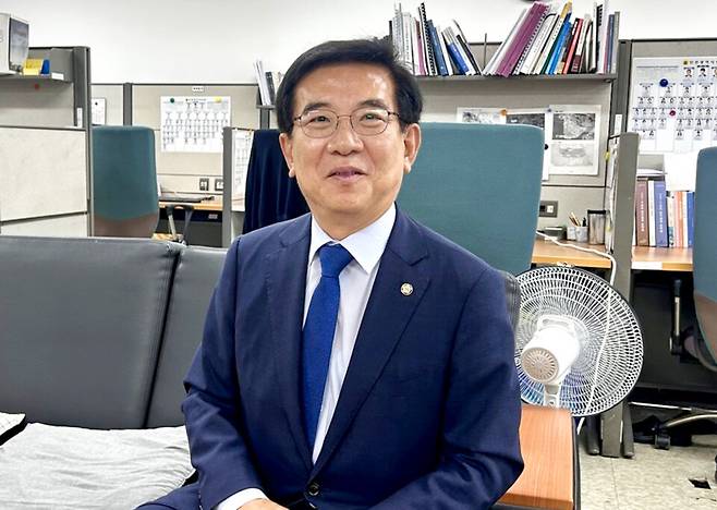 ▲ 더불어민주당 인천시당위원장 선거 후보 등록을 마친 정일영(인천 연수구을) 국회의원이 28일 인천시청 기자실에서 출마 소회를 밝히고 있다. /변성원 기자 bsw906@incheonilbo.com