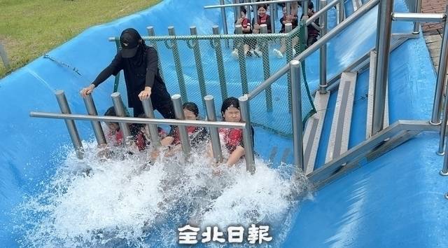 아이들이 안전봉을 잡고 급류 체험을 진행하고 있다. /이상구 기자