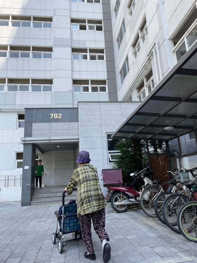이상연(82) 씨가 산책을 마치고 집으로 들어가고 있다. 이 씨는 경기도 시흥시 시흥은계 고령자복지주택에 산다. /이미지 기자