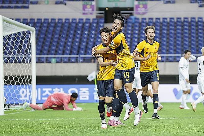 득점 후 세리머니 중인 정지훈. 광주FC 제공