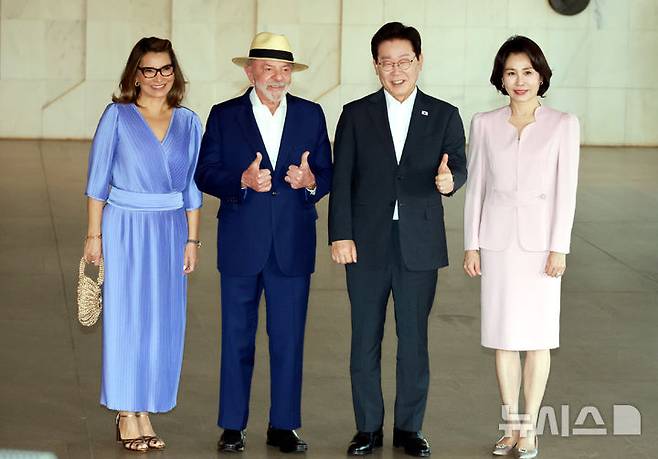 이재명 대통령과 김혜경 여사가 27일(현지 시간) 브라질 브라질리아 외교부궁에서 열린 브라질 대통령 주최 문화공연 및 리셉션에서 루이스 이나시우 룰라 다 시우바 브라질 대통령과 호잔젤라 다 시우바 여사와 기념촬영을 하고 있다. /제공=뉴시스