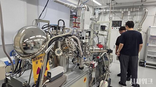 지난 9일 방문한 오사카대학교&nbsp;'R3 이머징과학디자인센터(R3 Institute of Newly Emerging Science Design, INSD)' 내부의&nbsp; '하마구치 연구소'. 반도체 공정의 핵심인&nbsp;'데이터 기반 플라즈마 과학(Data-Driven Plasma Science, DDPS)' 기술 연구를 주도하는 곳이다. / 사진=박설민 기자