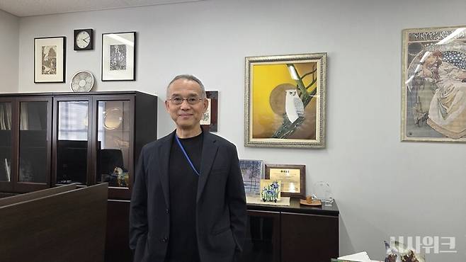 현재 글로벌 데이터 기반 플라즈마 과학 컨퍼런스 'ICDDPS' 의장이기도 한 사토시 하마구치 오사카대학교 교수(사진)는&nbsp;해당 연구 분야 세계 최고 권위자 중 한 명이다.&nbsp;1990년부터 1998년까지 'IBM TJ Watson' 연구센터에서 근무하며 반도체·디스플레이 플라즈마 공정 방법 연구를 담당한 '현장형 연구자'이기도 하다. / 사진=박설민 기자