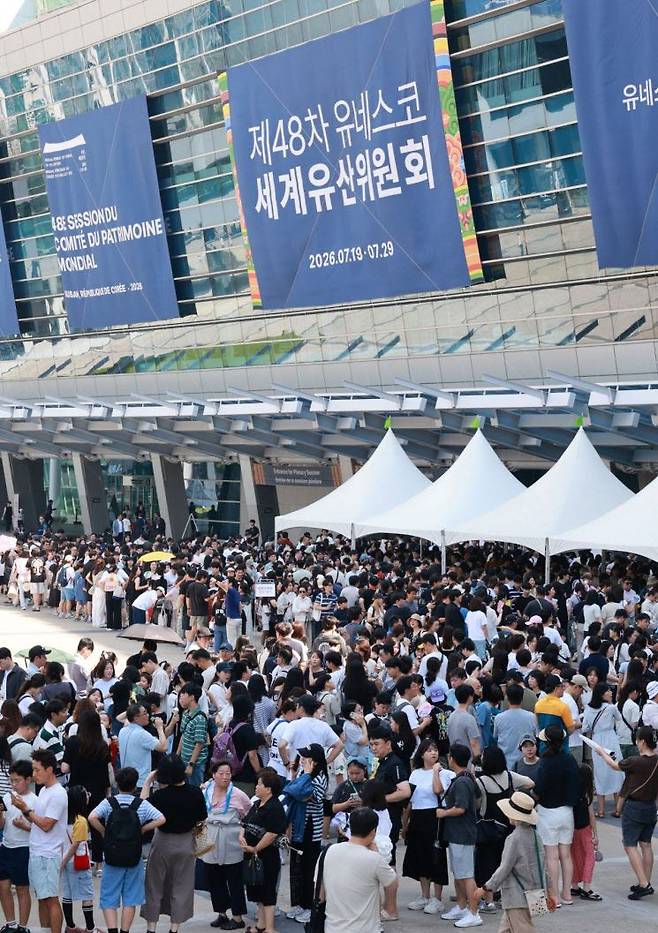 26일 부산 해운대구 벡스코 제1전시장 야외광장에서 시민과 관광객들이 제48차 유네스코 세계유산위원회 개최를 기념해 마련된 대한민국관에 입장하기 위해 길게 줄지어 서 있다. (사진=연합뉴스)