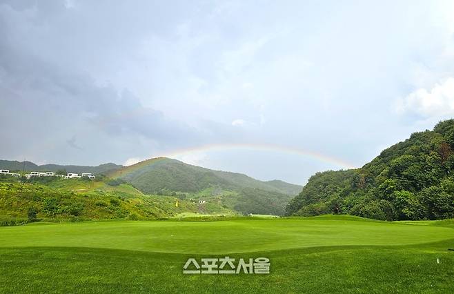 듄스夜, 댄스야! 이벤트에 참여해 코스를 돌던 도중 만난 무지개. 소나기가 내린 직후여서 더욱 선명하다. 사진 | 춘천=장강훈 기자 zzang@sportsseoul.com