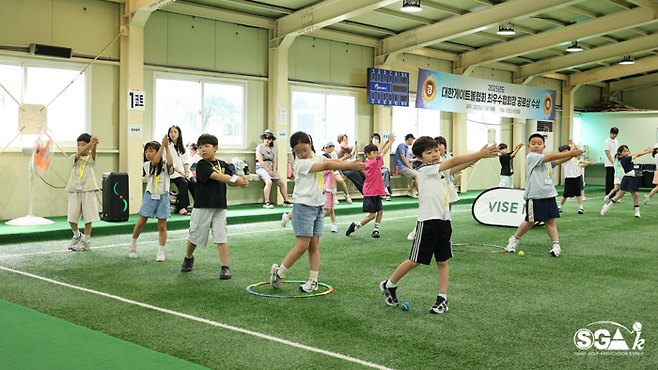 28일 용인 실내게이트볼장에서 열린 ‘어린이 골프 아카데미 1기생’들이 스윙 동작을 따라하고 있다. 사진 | 한국스내그협회