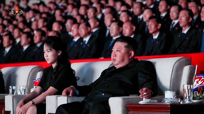 김정은 북한 국무위원장이 지난 27일 평양에서 열린 조국해방전쟁승리 73주년 기념공연을 관람하며 눈물을 흘리고 있는 모습이 조선중앙TV에 담겼다. 연합뉴스