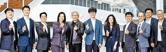 계약 체결 후… 이해진·젠슨 황 ‘하트’  네이버 이해진(왼쪽부터 여섯째) 의장과 최수연(왼쪽 넷째) 대표, 젠슨 황(왼쪽 다섯째) 엔비디아 최고경영자가 지난 24일 미 캘리포니아주 산타클라라에 있는 엔비디아 본사 로비에서 기념사진을 찍고 있다. 이날 엔비디아는 네이버 주식 10억달러어치를 인수하는 내용의 전략적 투자 계약을 맺었다. 엔비디아는 국민연금·블랙록에 이어 네이버 3대 주주가 된다. /엔비디아