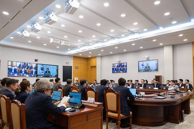 이재명 대통령이 브라질 국빈방문 중 화상으로 수석보좌관회의를 주재했다. 27일 청와대에서 강훈식 비서실장 등이 이 대통령과 화상 연결 수석보좌관 회의를 하고 있다. 연합뉴스