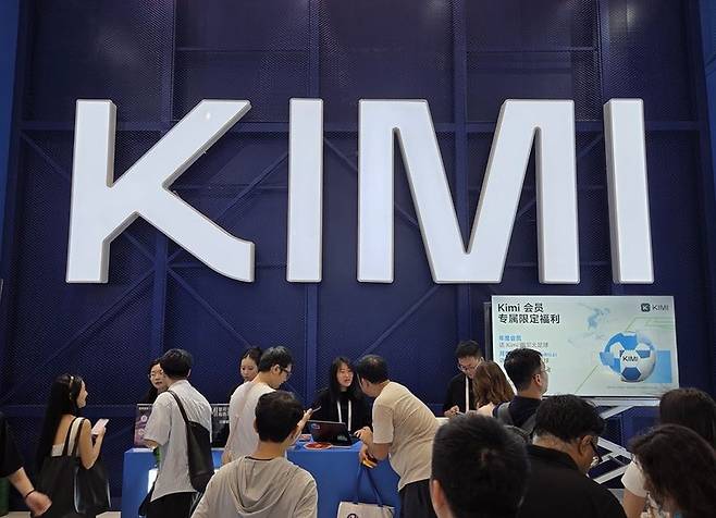 전세계 인공지능(AI) 시장에 오픈웨이트 열풍을 몰고온 문샷AI가 27일 부터 '키미(Kimi) K3'의 전체 가중치를 무제한 공개 다운로드로 전환했다. 중국 상하이의 2026 세계인공지능대회(WAIC) 행사장 내 문샷의 '키미 K3' 홍보 부스. /사진=연합뉴스