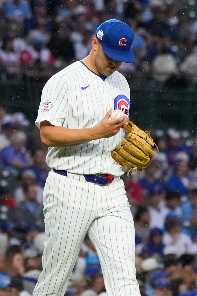 <yonhap photo-5318=""> Chicago Cubs starting pitcher Jameson Taillon checks a ball after San Francisco Giants' Jung Hoo Lee, of South Korea, hit a one-run single during the first inning of a baseball game in Chicago, Sunday, June 7, 2026. (AP Photo/Nam Y. Huh)/2026-06-08 17:25:10/ <저작권자 ⓒ 1980~2026 ㈜연합뉴스. 무단 전재 재배포 금지, AI 학습 및 활용 금지></yonhap>