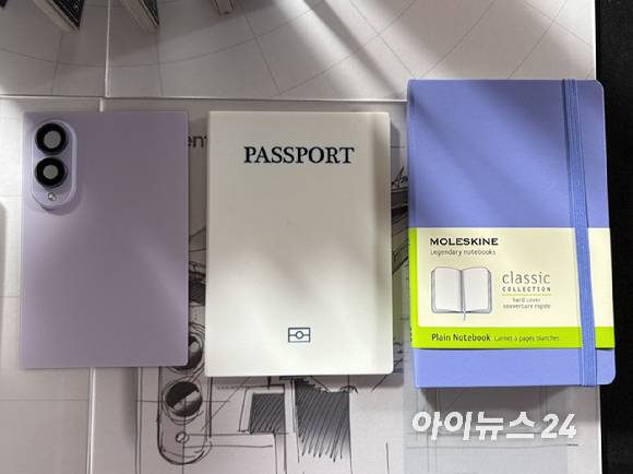 갤럭시 Z 폴드8(왼쪽부터), 여권, 노트의 크기를 비교한 사진. [사진=권서아 기자]