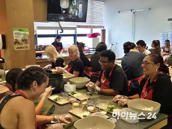풀무원 뮤지엄김치간을 찾은 외국인들이 김치 만들기 체험을 하고 있다. [사진=구서윤 기자]