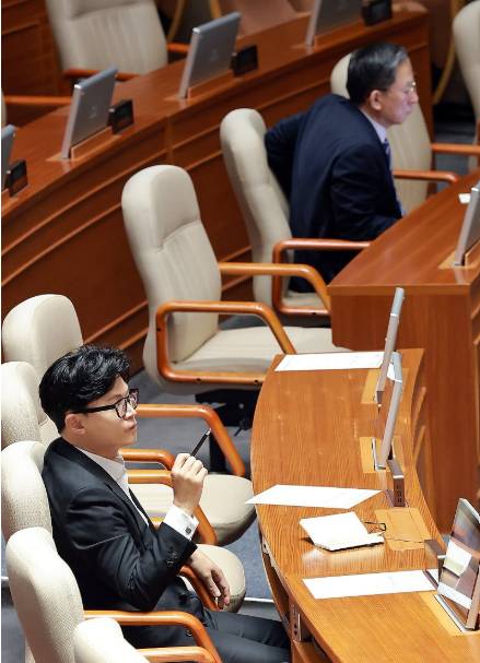 무소속 한동훈 의원과 정성호 법무부 장관이 20일 국회에서 열린 7월 임시국회 제1차 본회의에서 윤석열·김건희에 의한 내란·외환 및 국정농단 행위의 진상규명을 위한 특별검사 임명 등에 관한 법률 일부개정법률안에 대한 국민의힘 윤상현 의원의 필리버스터(무제한 토론을 통한 합법적인 의사진행 방해)를 듣고 있다. [사진=연합뉴스]