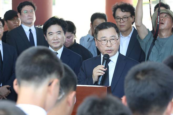 지난 6일 배재고 선수들과 국립 5·18민주묘지를 참배한 정근식 서울시교육감이 학생들 앞에서 발언하고 있다. 배재고 야구부 학생선수와 지도자, 학부모 등은 고교야구 경기 중 불거진 ‘5·18 조롱 논란’과 관련해 당시 광주 북구 광주제일고를 사과 방문한 뒤 학생들과 함께 국립5·18민주묘지를 참배했다. 장정필 객원기자