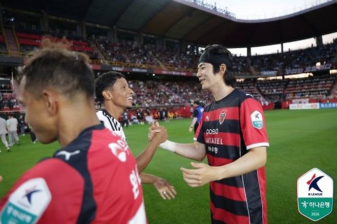 옛 동료 기성용(사진 오른쪽)과 인사를 나누고 있는 오베르단. 사진=한국프로축구연맹