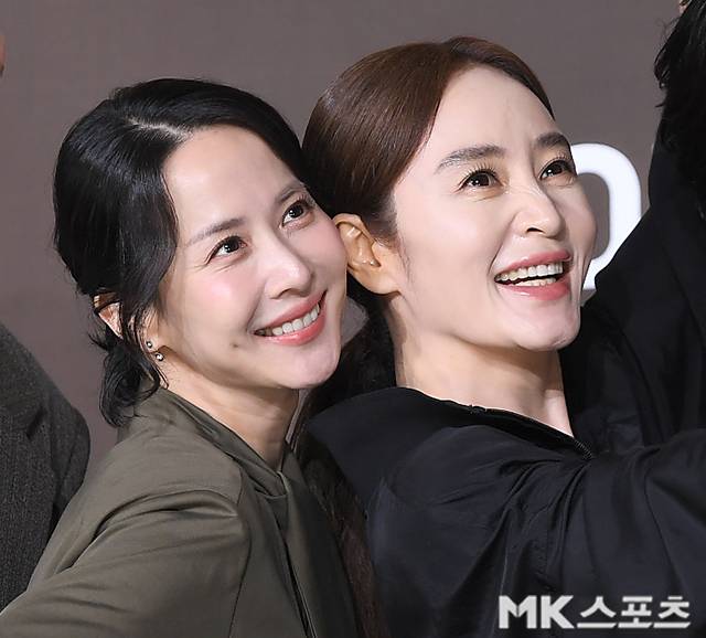 배우 김혜수와 조여정이 세월을 거스르는 미모로 현장을 환하게 밝혔다. / 사진 = 천정환 기자