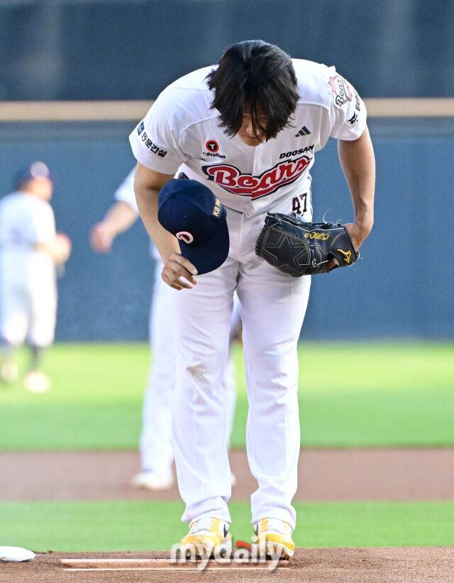 2026년 5월 28일 오후 서울 잠실구장에서 열린 '2026 신한 SOL KBO리그' KT 위즈와 두산 베어스의 경기. 두산 선발투수 곽빈이 투구를 시작하기 전 모자를 벗고 인사하고 있다./마이데일리