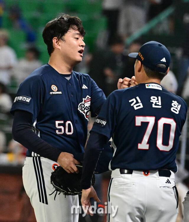 2026년 7월 28일 오후 인천 SSG랜더스파크에서 열린 '2026 신한 SOL KBO리그' 두산 베어스와 SSG 랜더스의 경기. 두산 이영하와 김원형 감독이 2-1로 승리한 뒤 기뻐하고 있다./유진형 기자
