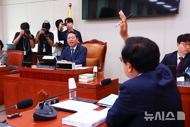[서울=뉴시스] 김근수 기자 = 박형수 국민의힘 의원이 28일 서울 여의도 국회에서 열린 법제사법위원회 법안심사제1소위원회에서 이의를 제기하고 있다. 2026.07.28. ks@newsis.com