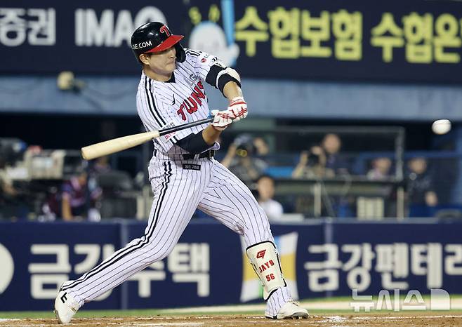 [서울=뉴시스] 이영환 기자 = 28일 오후 서울 송파구 잠실야구장에서 열린 2026 KBO리그 LG 트윈스와 키움 히어로즈의 경기, 7회말 1사 1,2루에서 LG 문정빈이 1타점 안타를 날리고 있다. 2026.07.28. 20hwan@newsis.com