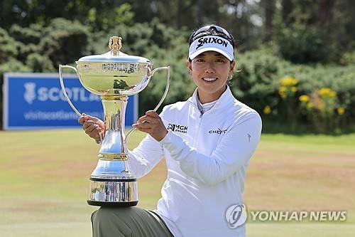 스코틀랜드 여자오픈 우승 트로피 든 신지은 [Steve Welsh/PA via AP=연합뉴스]