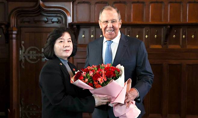 볼로디미르 젤렌스키 우크라이나 대통령이 북한군의 러시아 추가 파병 가능성을 언급한 데 이어 북·러가 북한 내 드론 생산공장 설립을 협의하고 있다는 주장이 제기됐다. 사진은 최선희 북한 외무상(왼쪽)과 세르게이 라브로프 러시아 외무장관. TASS연합뉴스