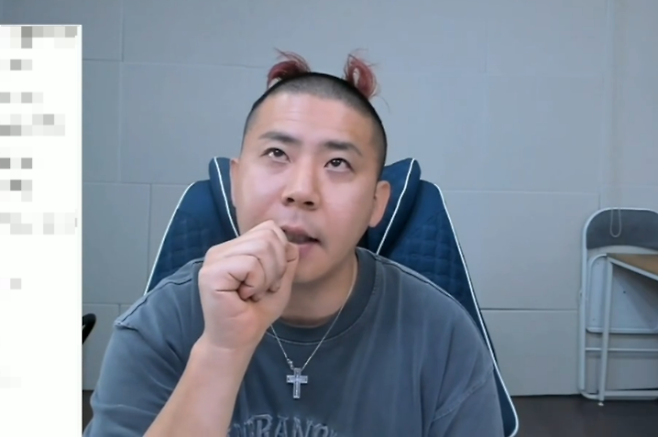 BJ(인터넷 방송인) 철구가 28일 자신의 인터넷 방송을 통해 원정도박과 불법사채 이용 사실을 고백하며 이날 자수하겠다고 밝히고 있다. 철구 SOOP 채널 캡처