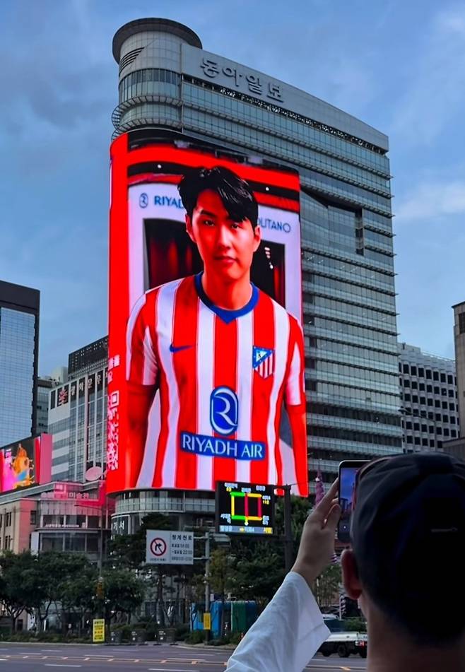 AT 마드리드는 25일 이강인의 공식 입단을 서울 중심부인 광화문 동아일보 사옥 대형 스크린을 통해 알리며 눈길을 끌었다. 사진출처｜아틀레티코 마드리드 SNS