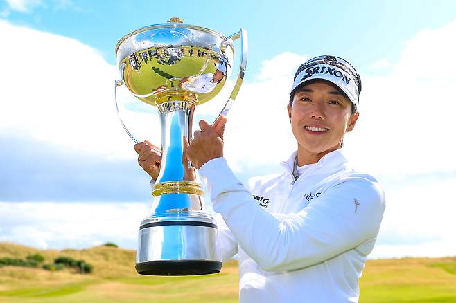 신지은이 지난 26일(현지시간) 영국 스코틀랜드 노스 에어셔의 던도널드 링크스에서 끝난 LPGA 투어 ISPS 한다 스코틀랜드 여자오픈에서 우승한 뒤 트로피를 들고 기념촬영을 하고 있다. 게티이미지코리아