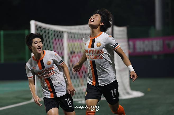 신평고 조준희가 28일 충북 제천축구센터 제1구장에서 열린 59회 대통령금배 전국고등학교 축구대회 4강 경북 예일메디텍고와 충남 신평고의 경기에서 득점한 후 기뻐하고 있다. 2026.07.28. 제천|정효진 기자
