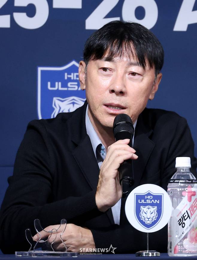'2025-26 ACL 참가 K리그 4개팀 미디어데이'가 4일 서울 신문로 축구회관 2층 다목적회의실에서 열렸다.  울산 신태용 감독이 기자들의 질문에 답하고 있다. /사진=김진경 kim.jinkyung@