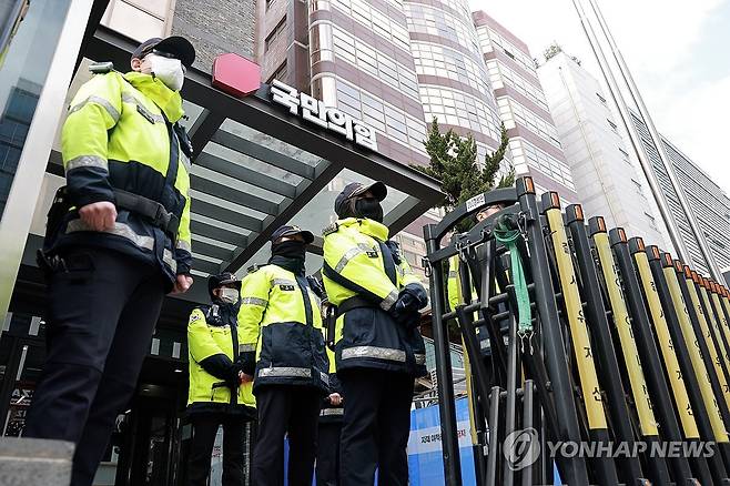 합동수사본부, '신천지 당원 가입 의혹' 국민의힘 당사 압수수색 (서울=연합뉴스) 신현우 기자 = 종교단체와 정치권의 유착 의혹을 수사하는 검경 합동수사본부가 '신천지 당원 가입 의혹'과 관련해 국민의힘에 대한 강제수사에 나선 27일 서울 영등포구 여의도 국민의힘 중앙당사. 2027.2.27 nowwego@yna.co.kr