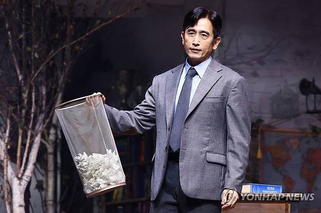 차인표, 연극 데뷔 (서울=연합뉴스) 진연수 기자 = 배우 차인표가 21일 오후 서울 종로구 NOL 씨어터 대학로 우리카드홀에서 열린 연극 '죽은 시인의 사회' 프레스콜에서 주요장면을 시연하고 있다. 2026.7.21 jin90@yna.co.kr