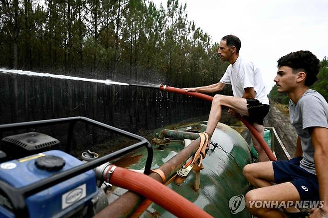 산불 화재에 동참한 프랑스 농민들 [AFP=연합뉴스. 재판매 및 DB 금지]