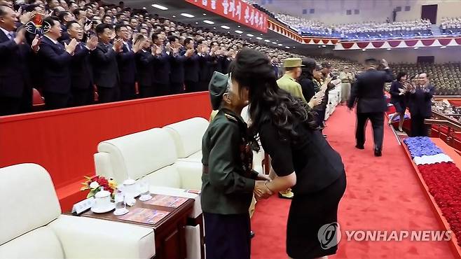 전쟁 노병 손 잡은 김정은 딸 주애 (서울=연합뉴스) 김정은 북한 국무위원장의 딸 주애가 지난 27일 평양에서 열린 조국해방전쟁승리 73주년 기념공연에 앞서 주석단 앞자리에 초대된 여성 전쟁 노병의 두 손을 맞잡고 인사하고 있다. [조선중앙TV 화면] 2026.7.28 
    [국내에서만 사용가능. 재배포 금지. For Use Only in the Republic of Korea. No Redistribution] nkphoto@yna.co.kr