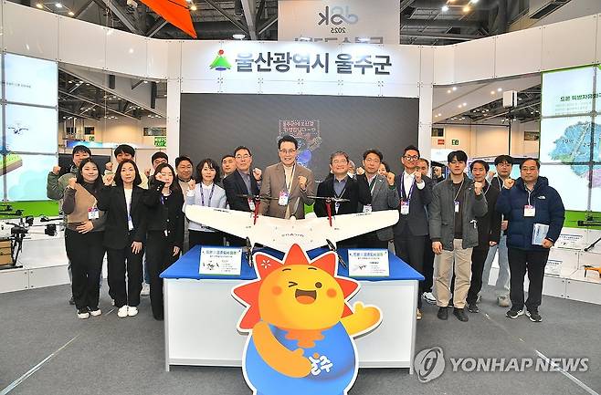 드론쇼코리아 '울주전시관' 인기몰이 (울산=연합뉴스) 지난해 2월 26일부터 28일까지 부산 벡스코에서 개최되는 'DSK 2025'(드론쇼코리아)에서 울산시 울주군이 울주전시관을 운영 중인 가운데 이순걸 울주군수(가운데)와 관계 공무원들이 27일 전시관을 방문해 전시 현황을 확인한 뒤 기념촬영을 하고 있다.2025.2.27 [울주군 제공.재판매 및 DB 금지] young@yna.co.kr