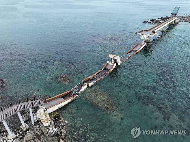교각과 상판 붕괴한 포항 보릿돌교 (포항=연합뉴스) 김현태 기자 = 28일 오후 경북 포항시 남구 구룡포읍 장길리 해상인도교 보릿돌교의 교각과 상판 일부가 붕괴해 있다. 사고 발생 후 지금까지 인명피해는 없는 것으로 알려졌다. 2026.7.28 mtkht@yna.co.kr