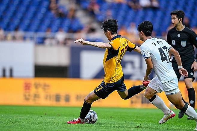 슈팅 시도 중인 리영직 . 광주FC 제공