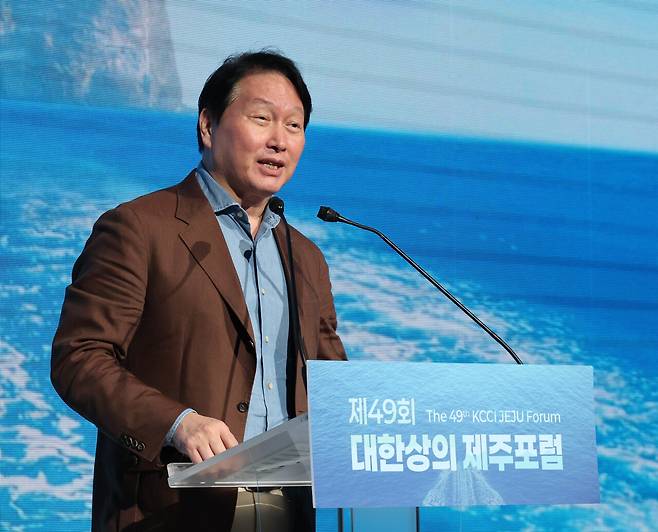 최태원 대한상공회의소 회장이 18일 제주 서귀포시 신라호텔에서 열린 '제49회 대한상의 제주포럼'에서 폐회사를 하고 있다. / 대한상공회의소
