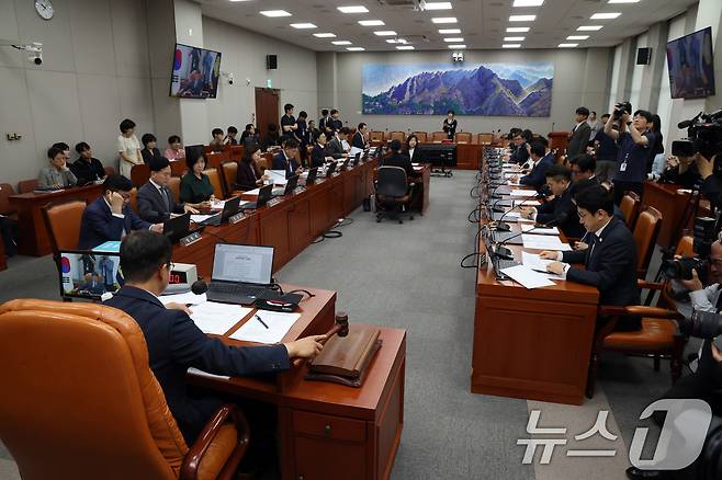 한병도 국회 운영위원장이 29일 오전 서울 여의도 국회에서 열린 운영위원회 전체회의에서 의사봉을 두드리고 있다. ⓒ 뉴스1 황기선 기자