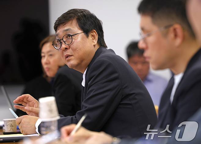 사진은 최휘영 문화체육관광부 장관이 서울 종로구 국립현대미술관 서울관에서 대중음악 기획사 및 유관 협회 관계자를 만나 음악산업 생태계 강화를 위한 현장간담회를 하고 있는 모습이다. (문화체육관광부 제공. 재판매 및 DB 금지) 2026.7.8 ⓒ 뉴스1 이호윤 기자