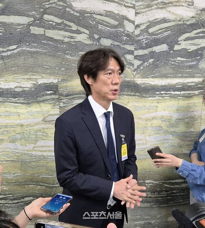 국회 문화체육관광위원회의 대한축구협회 청문회장에 출석한 홍명보 감독이 기자들의 질문에 답변하고 있다.