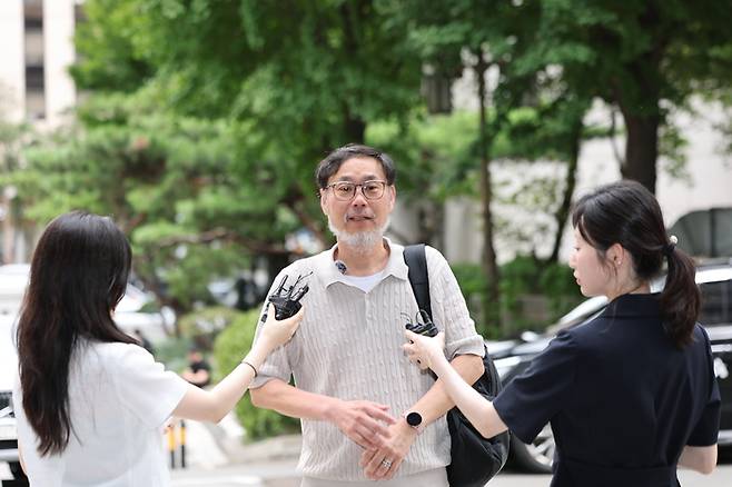 김순환 서민민생대책위원회(서민위) 사무총장이 14일 홍명보 전 축구대표팀 감독 선임 관련 고발인 조사를 받기 위해 서울 마포구 서울경찰청 광역수사단으로 출석하고 있다.     경찰은 홍 전 감독이 대표팀 지휘봉을 쥐는 과정이 기존 감독 선임 절차·규정에서 어긋난 부분이 없는지 등을 확인할 계획이다. 2026.7.14 연합뉴스