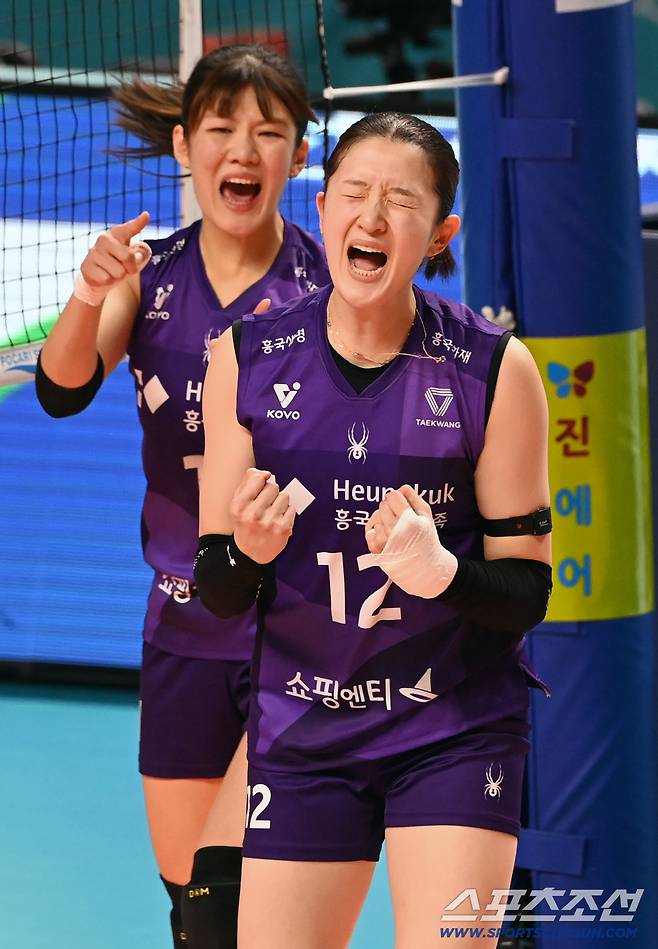 29일 장충체육관에서 열린 V리그 여자부 GS칼텍스와 흥국생명의 경기. 흥국생명 이다현이 GS칼텍스 유서연의 공격을 막아내고 환호하고 있다. 장충체=허상욱 기자wook@sportschosun.com/2026.01.29/