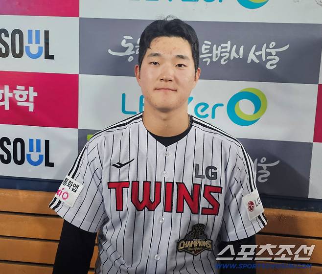 인터뷰에 임한 LG 문정빈. 김영록 기자