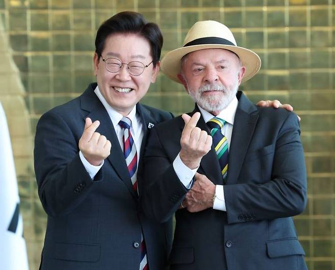 이재명 대통령과 루이스 이나시우 룰라 다시우바 브라질 대통령이 27일(현지시간) 브라질리아 대통령관저에서 공동언론발표를 마친 뒤 취재진을 향해 손가락 하트를 만들어보이고 있다. 2026.7.28 연합뉴스