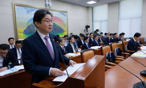 이억원 금융위원장이 29일 국회에서 열린 정무위원회 전체회의에서 업무 보고를 하고 있다. 2026.7.29 김현민 기자